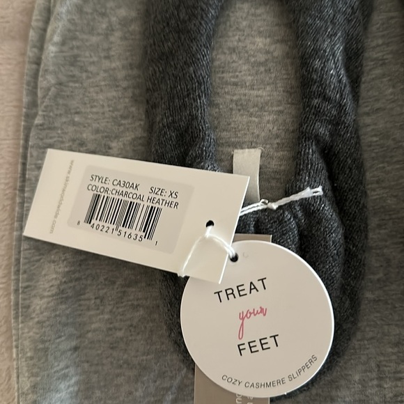 Skin Worldwide 100% Cashmere Slippers with Suede Sole - Picture 2 of 5